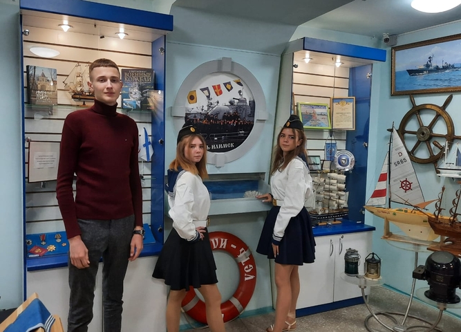 Студенты поздравляют "Клуб ветеранов военно - морского флота "РУМБ"