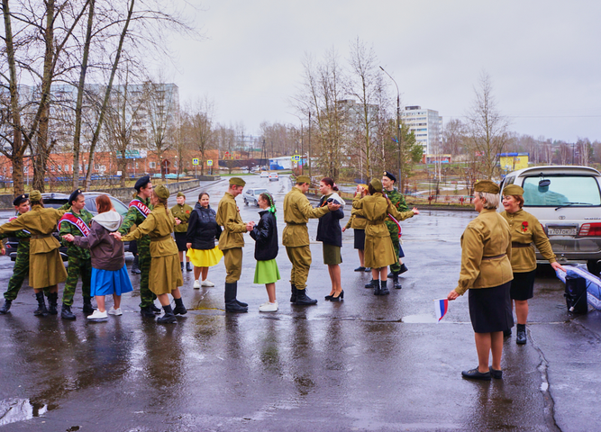 День Победы в Усть-Илимске: студенты танцуют  военные вальсы