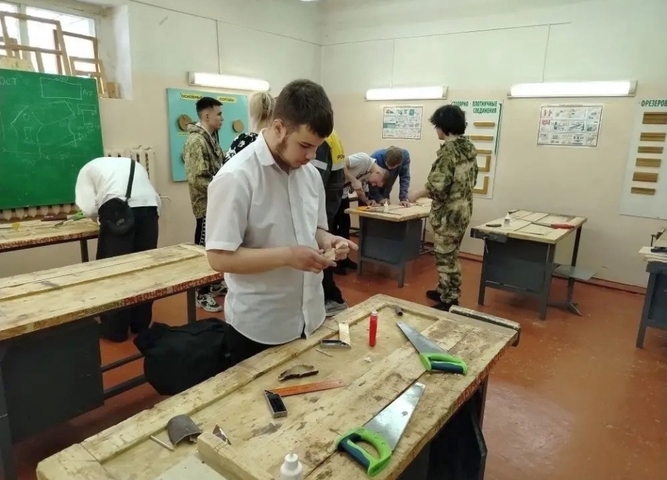 В техникуме прошел профориентационный мастер-класс «Столярная логика: от бруска до головоломки»